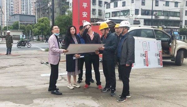 西湖區(qū)副區(qū)長馬桂林蒞臨南昌市政建設集團桃花南路安置房建設項目調研600.jpg