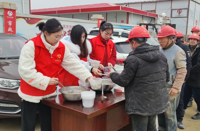 南昌市政建設(shè)集團(tuán)到項(xiàng)目一線慰問員工開展送湯圓活動(dòng)691.jpg