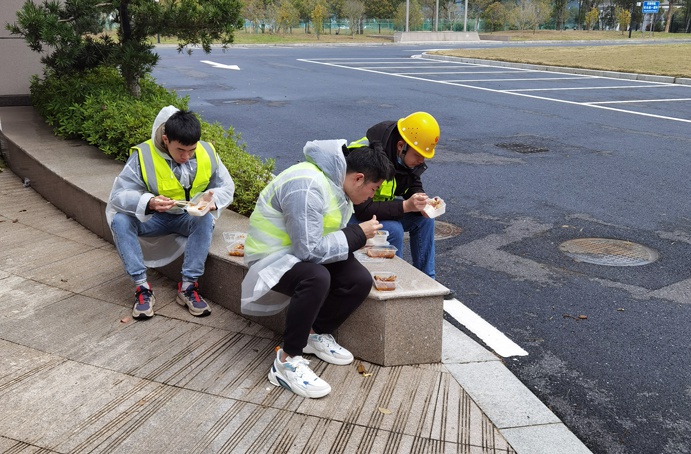 南昌市政建設集團黨旗在項目一線高高飄揚6915.jpg