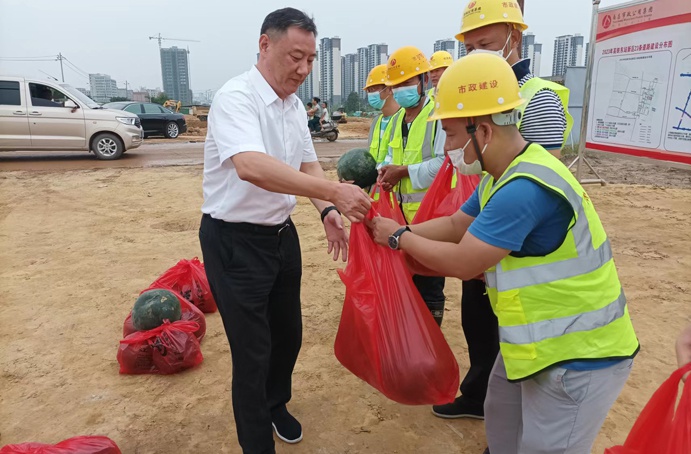 市政建設(shè)徐旭深入廣州路東延工程項目秦坊安置房項目一線檢查慰問