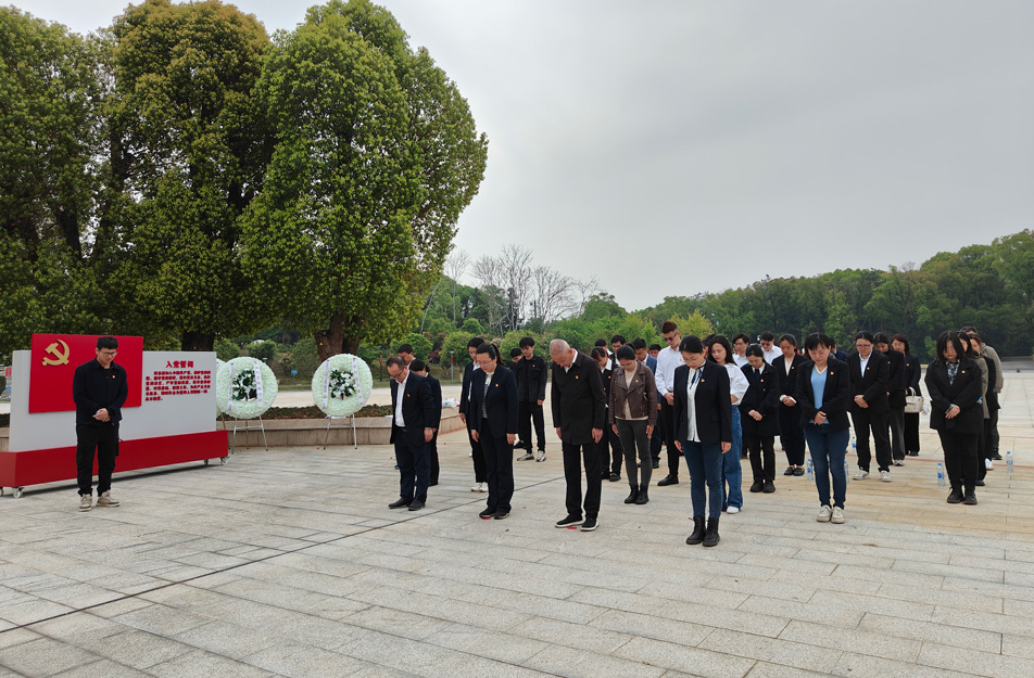 南昌市政建設(shè)集團(tuán)前往南昌市革命烈士陵園開展四月主題黨日祭掃活動