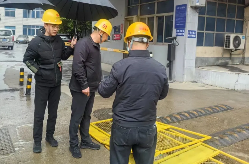 徐旭調(diào)研南昌縣小藍(lán)大道、青云譜污水接駁工程｜施工進(jìn)度與安全文明管理